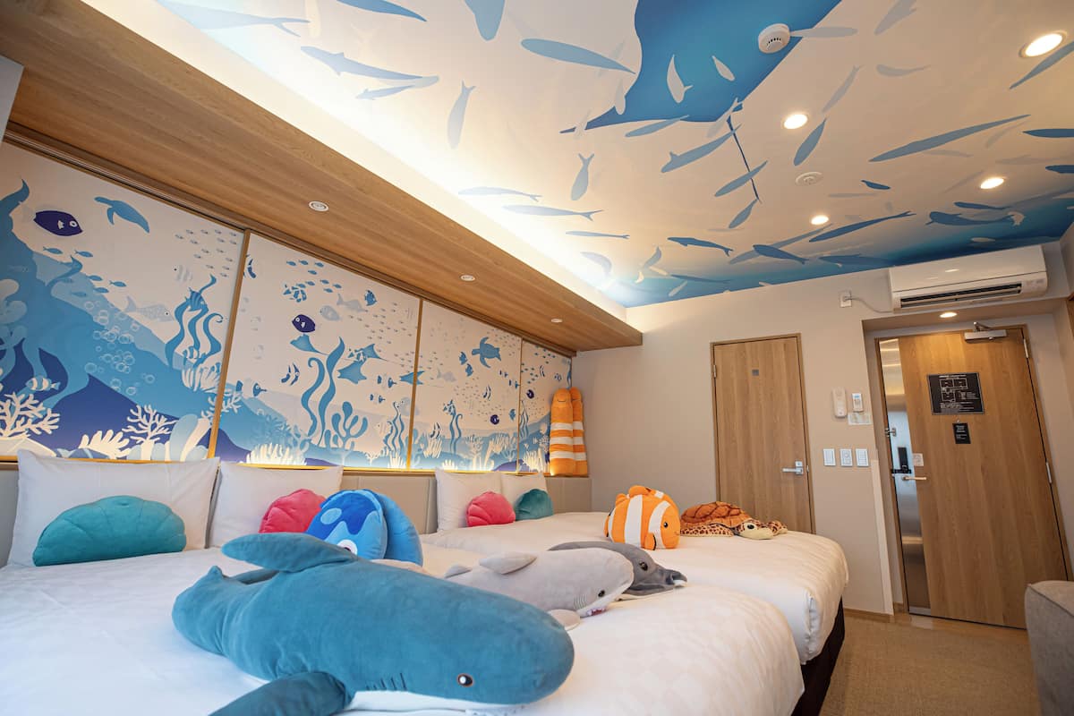 Cubrecamas, caja de seguridad en la habitación y escritorio