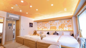 Une chambre d’hôtel avec deux lits, un canapé, une fresque au plafond et une fenêtre donnant sur un paysage.