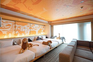 デザイン 4 人部屋 | 羽毛の掛け布団、セーフティボックス (室内)、デスク、遮光カーテン