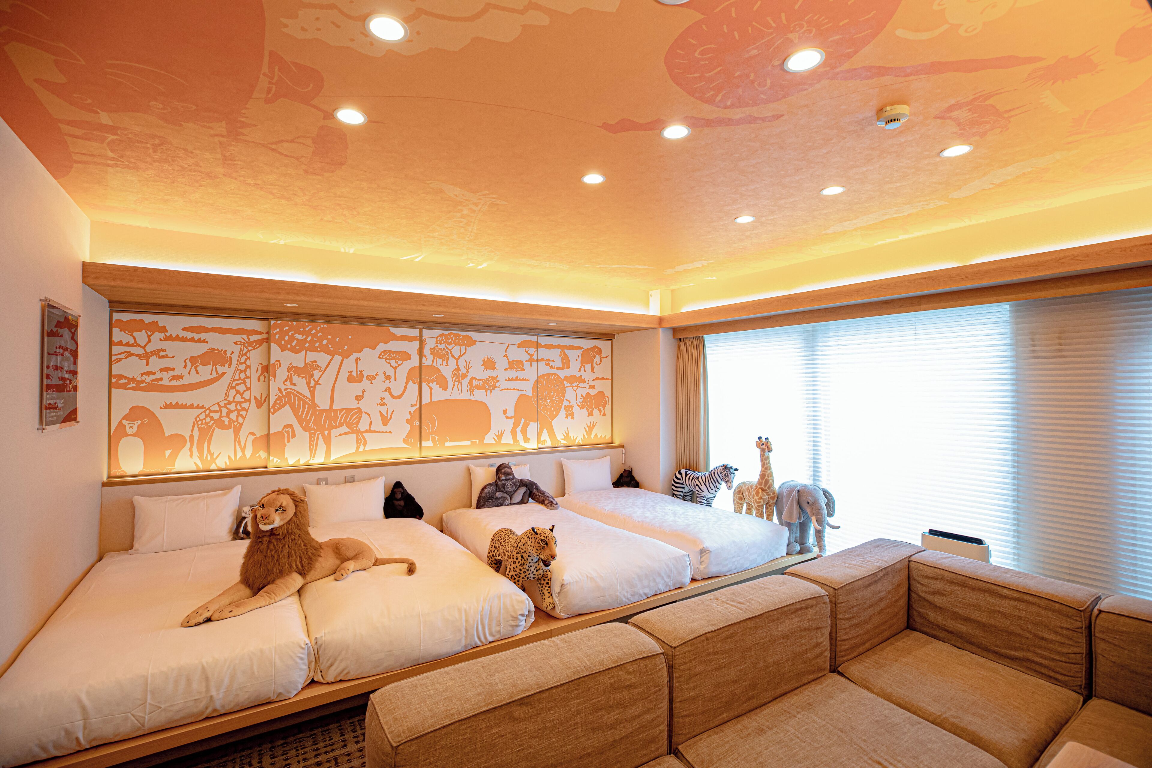 Firemannsrom – design | Dundyner, safe på rommet, skrivebord og blendingsgardiner