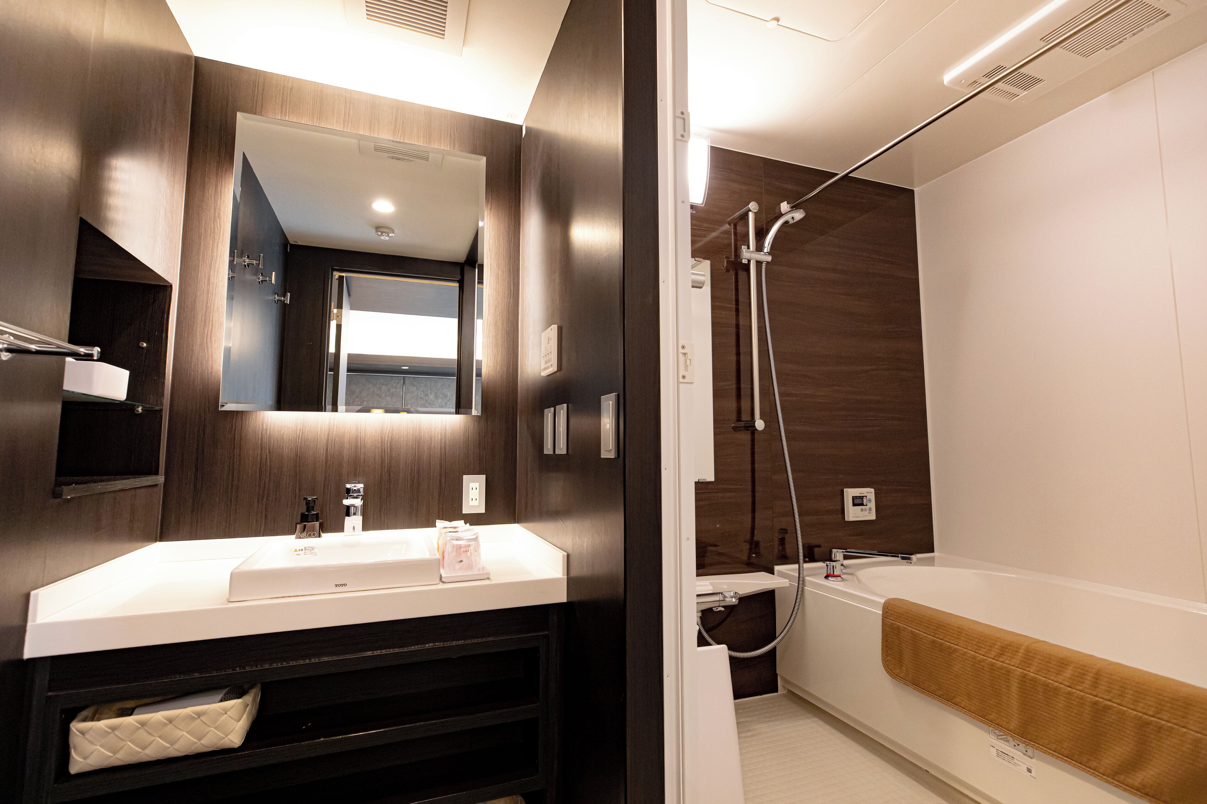 Deluxe-Dreibettzimmer | Badezimmer | Badewanne und Dusche (separat), umweltfreundliche Kosmetikartikel