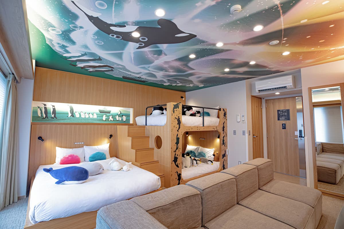 Cubrecamas, caja de seguridad en la habitación y escritorio