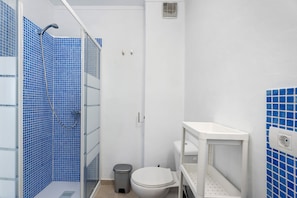 Combined shower/bathtub, hair dryer, towels