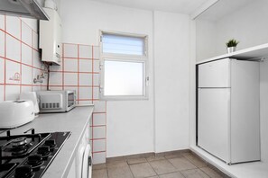 Wasserkocher mit Kaffee-/Teezubehör, Kühlschrank, Mikrowelle, Herdplatte