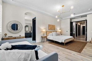 4 bedrooms, iron/ironing board, WiFi, bed sheets