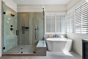 Badewanne, Haartrockner, Handtücher, Seife