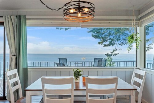 Perch - Breezy Point Hideout: Waterfront w/ Beach, Hot Tub, Kayak, Paddle