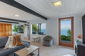 Una Smart TV, una chimenea