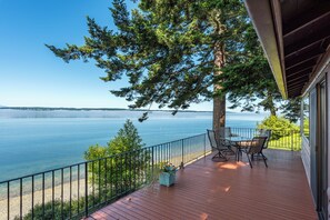 Outdoor dining - Perch - Breezy Point Hideout: Waterfront w/ Beach, Hot Tub, Kayak, Paddle (Camano Island)