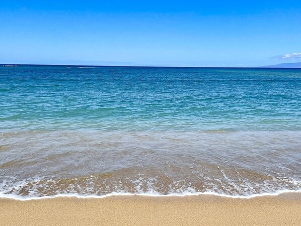 On the beach - Perch - Luana Kai Loft: Captivating Modern 2-Bedroom for a Dream Vacation (Kihei)