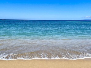 On the beach - Perch - Luana Kai Loft: Captivating Modern 2-Bedroom for a Dream Vacation (Kihei)