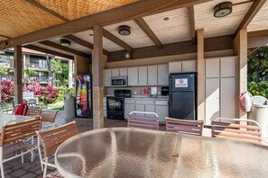 Outdoor dining - Perch - Luana Kai Loft: Captivating Modern 2-Bedroom for a Dream Vacation (Kihei)