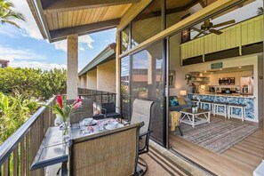 Outdoor dining - Perch - Luana Kai Loft: Captivating Modern 2-Bedroom for a Dream Vacation (Kihei)