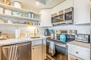 Refrigerador, microondas, horno y parrilla de estufa 