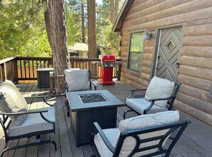 Terrace/patio - Barrett Cottage | Dog-Friendly | BBQ Grill | Quiet and Peaceful (Big Bear)