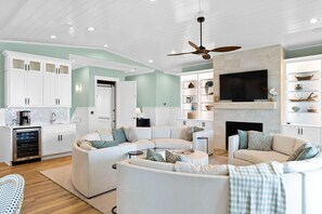 Smart TV, caminetto, videogiochi, libri