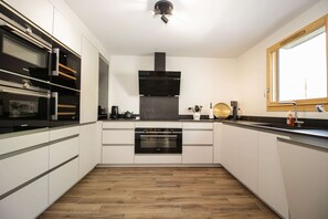 Frigorifero, lavastoviglie, pentole/stoviglie/utensili