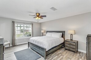 3 habitaciones, escritorio, tabla de planchar con plancha y wifi