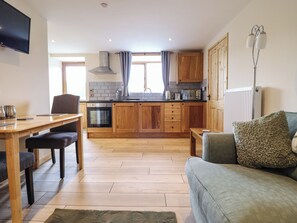 Refrigerador, tetera/pava eléctrica, tostadora, utensilios de cocina