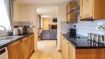 KylskÄp, vattenkokare, brödrost och grytor/köksredskap