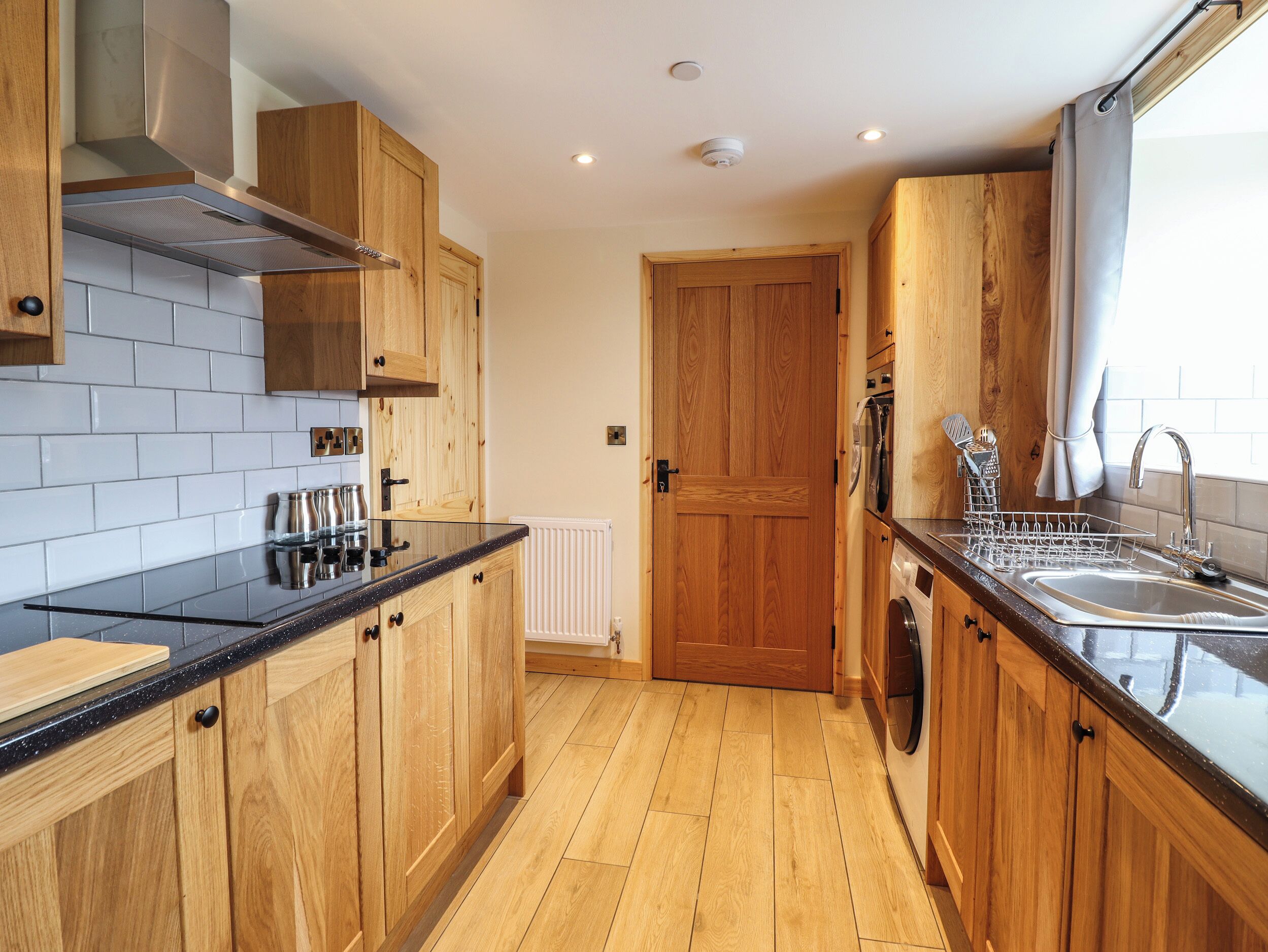 冷蔵庫、電気ポット、トースター、調理器具と食器