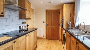 Lemari es, ketel listrik, dan pemanggang roti