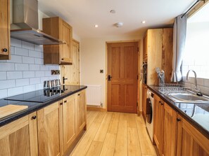 Fridge, electric kettle, toaster, cookware/dishes/utensils - Llety Dewi (Oswestry)