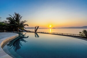 3 piscinas externas, guarda-sóis, espreguiçadeiras