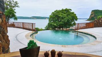 3 piscinas al aire libre, sombrillas, sillones reclinables de piscina