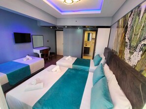 Habitación cuádruple Confort, vista a la ciudad | Minibar, insonorización, wifi gratis y ropa de cama 