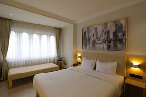 Executive Room | Desk, bed sheets