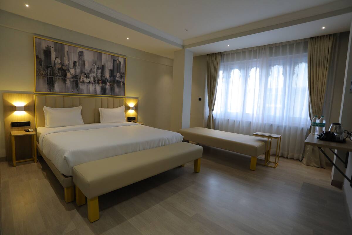 ห้องพรีเมียม | โต๊ะทำงาน, ผ้าปูที่นอน