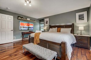 4 bedrooms, iron/ironing board, travel cot, WiFi - Redwood Haus! Hot Tub & BBQ & Fire Pit! (Colorado Springs)