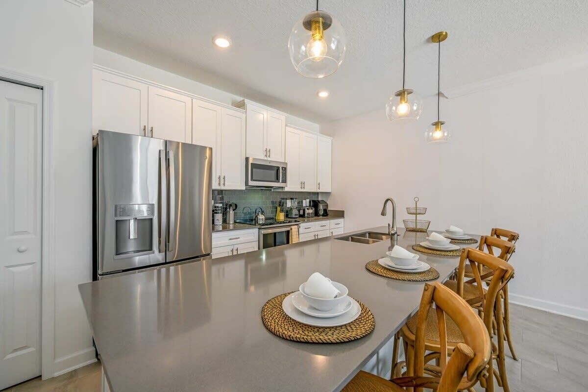 冷蔵庫、電子レンジ、オーブン、コンロ