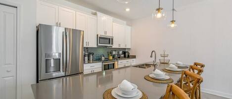 冷蔵庫、電子レンジ、オーブン、コンロ