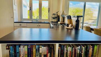 Jääkaappi, mikroaaltouuni, uuni, liesi