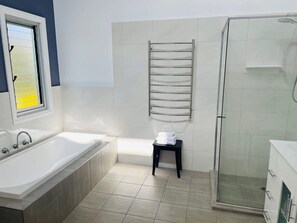Badewanne, Haartrockner, Handtücher, Shampoo