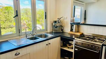 Geladeira, micro-ondas, fogão, cooktop