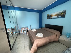 A bedroom with a bed, a desk, and a chair. - Cirismiro Torre Faro B&B  (Torre Faro)