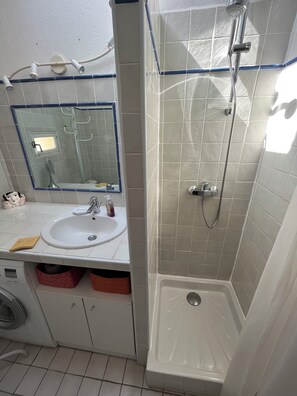 Douche, sĂšche-cheveux, serviettes fournies, savon