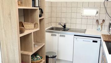 Een koelkast, een microgolfoven, een oven, een kookplaat