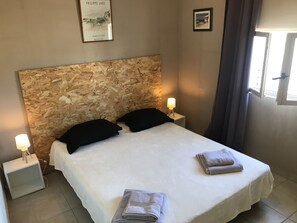 2 chambres, fer et planche Ă repasser, Wi-Fi gratuit, draps fournis