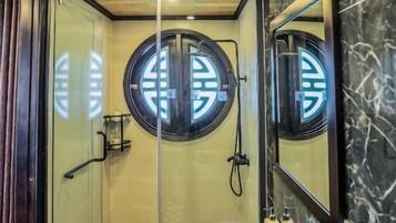 Secador de cabelo, chinelos, toalhas de banho