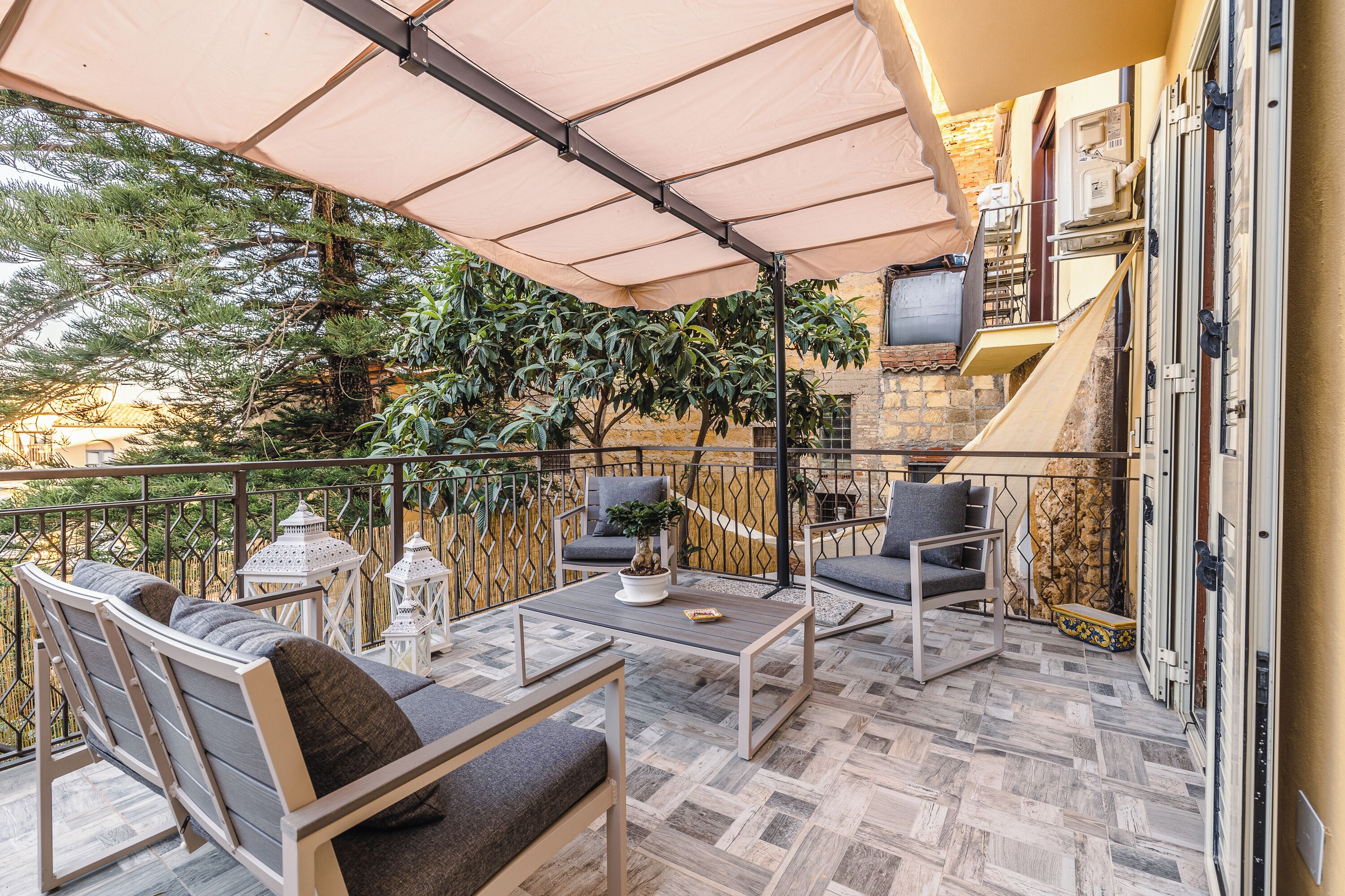 Studio Suite Cao cấp | Hiên