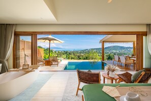 Moderni hotellihuone, jossa on suuri ikkuna, oma uima-allas ja ruokailutila, jossa on myös ulkotilaa.