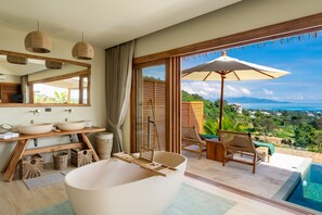Habitación panorámica | Baño | Bañera y ducha independientes y cabezal de ducha tipo lluvia