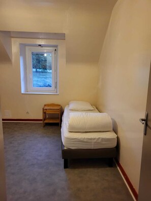 4 habitaciones, tabla de planchar con plancha, wifi y ropa de cama 