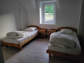 4 chambres, fer et planche à repasser, Wi-Fi, literie fournie