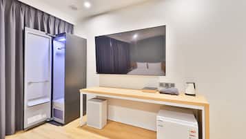 Family Room | Premium bedding, desk, soundproofing, WiFi (free)
