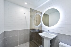 Business Room | Bathroom